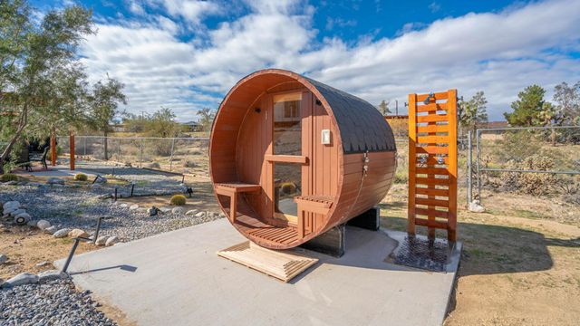 6946 Lennox Avenue, Yucca Valley, CA 92284