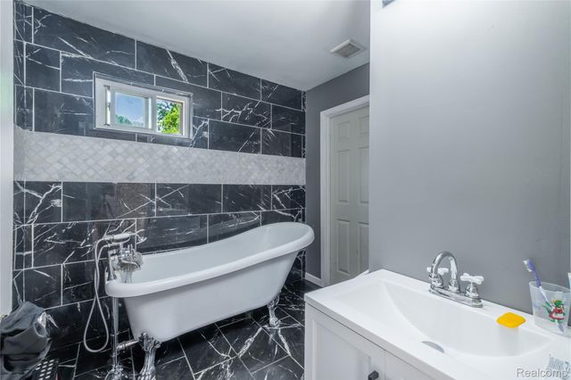 3431 Griffith Court, Burton, MI 48529