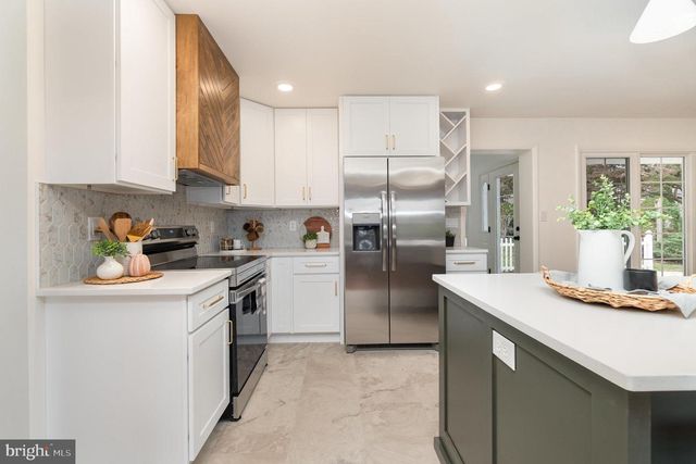 8 GRINNEL DR, Camp Hill, PA 17011