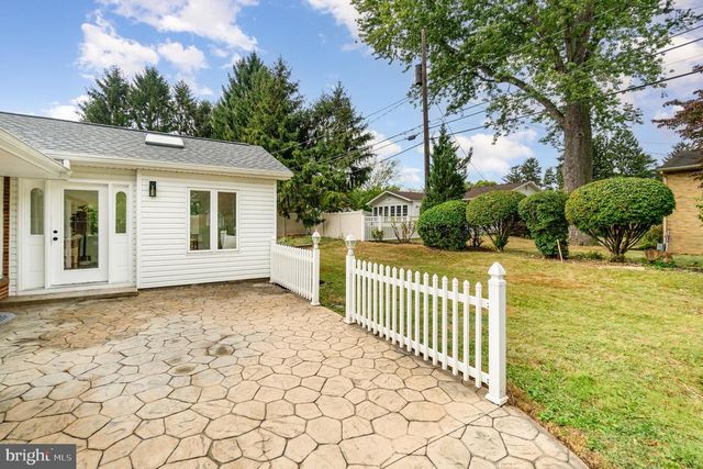 8 GRINNEL DR, Camp Hill, PA 17011