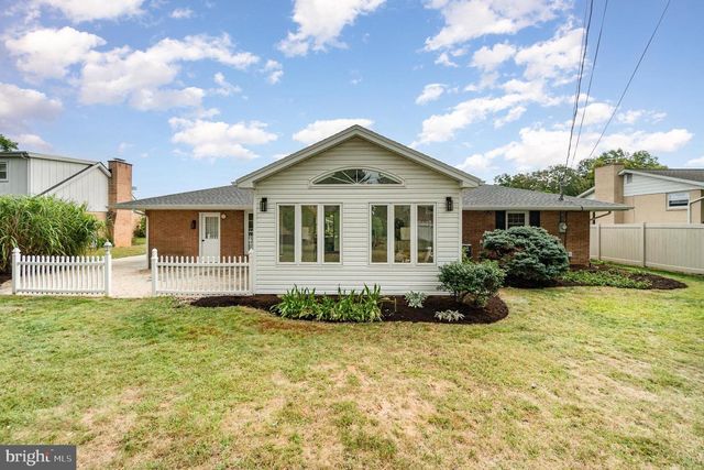 8 GRINNEL DR, Camp Hill, PA 17011