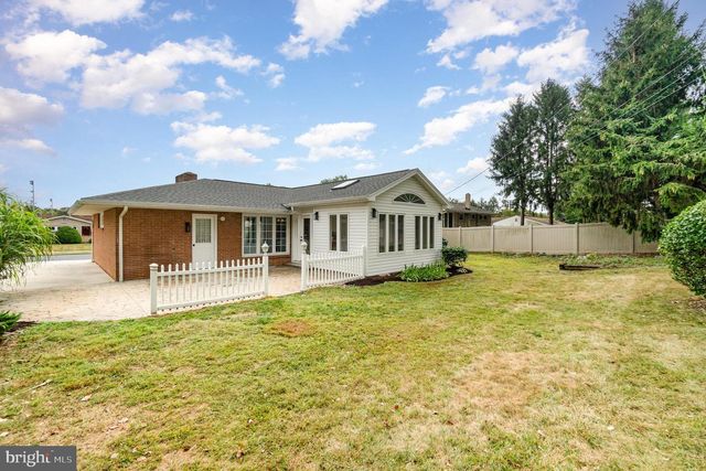 8 GRINNEL DR, Camp Hill, PA 17011