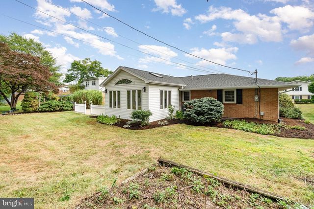 8 GRINNEL DR, Camp Hill, PA 17011