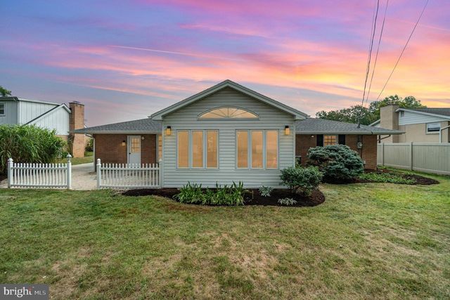 8 GRINNEL DR, Camp Hill, PA 17011