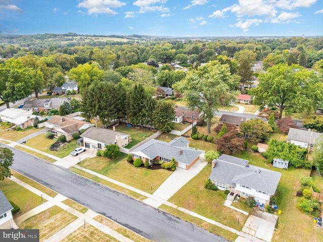 8 GRINNEL DR, Camp Hill, PA 17011