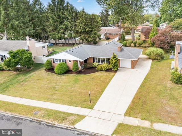 8 GRINNEL DR, Camp Hill, PA 17011