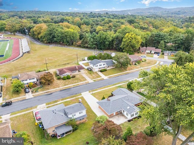 8 GRINNEL DR, Camp Hill, PA 17011