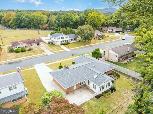 8 GRINNEL DR, Camp Hill, PA 17011