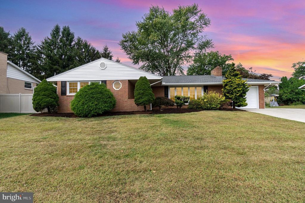 8 GRINNEL DR, Camp Hill, PA 17011