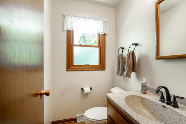 3805 W Glenwood DRIVE, Franklin, WI 53132