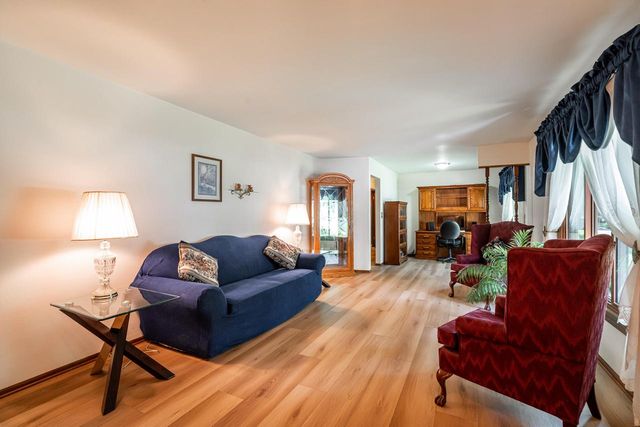 3805 W Glenwood DRIVE, Franklin, WI 53132