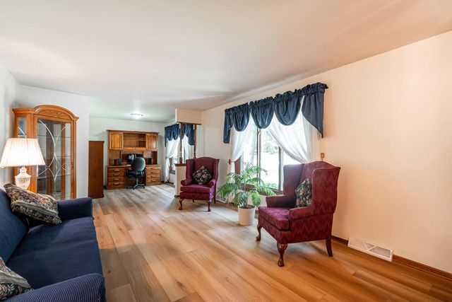 3805 W Glenwood DRIVE, Franklin, WI 53132