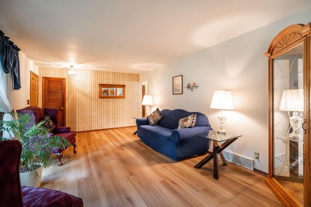 3805 W Glenwood DRIVE, Franklin, WI 53132