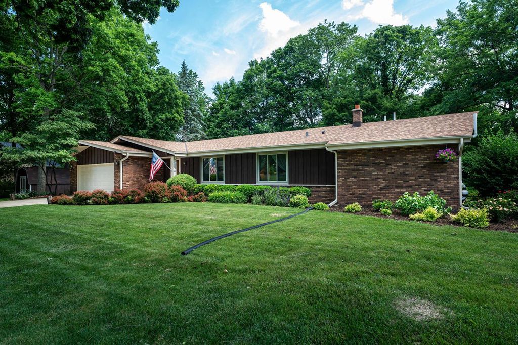 3805 W Glenwood DRIVE, Franklin, WI 53132