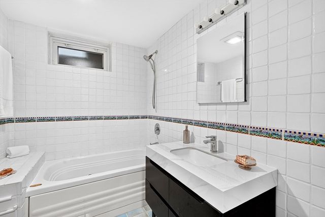 365 Newton St, Brookline, MA 02467