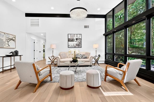 365 Newton St, Brookline, MA 02467