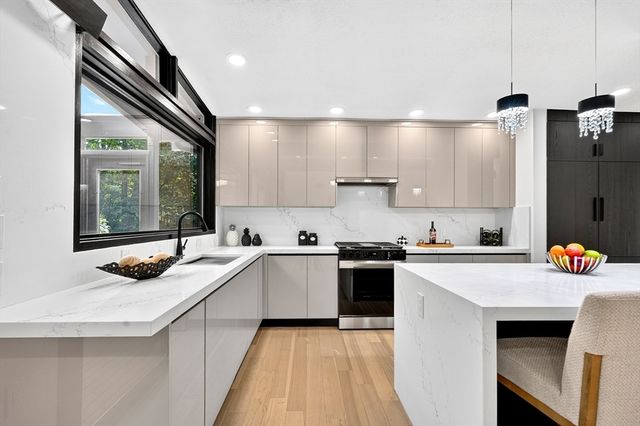 365 Newton St, Brookline, MA 02467