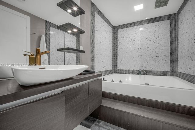 200 Biscayne Boulevard Way 309, Miami, FL 33131