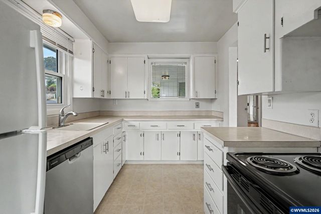 1190 Belaire Dr NW, Salem, OR 97304