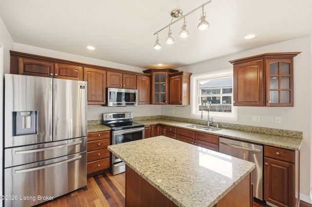 4009 Sunny Crossing Dr, Louisville, KY 40299