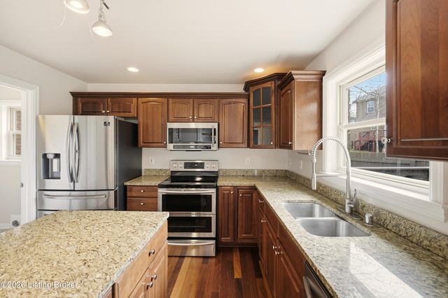 4009 Sunny Crossing Dr, Louisville, KY 40299