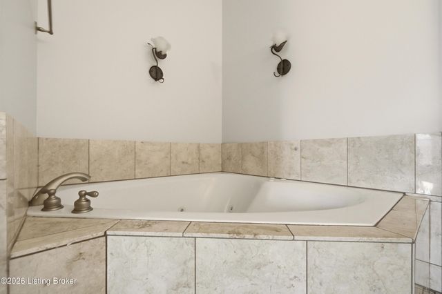 4009 Sunny Crossing Dr, Louisville, KY 40299