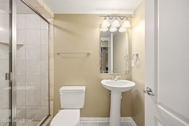 4009 Sunny Crossing Dr, Louisville, KY 40299