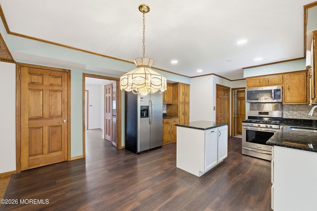 7 Oakland Road, Old Bridge, NJ 08857