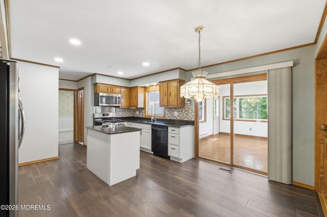 7 Oakland Road, Old Bridge, NJ 08857