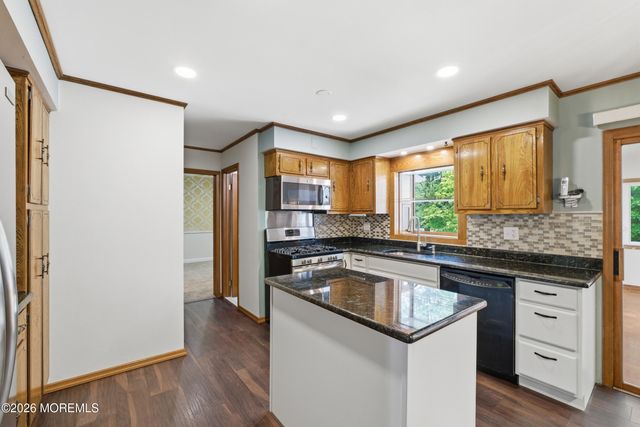 7 Oakland Road, Old Bridge, NJ 08857