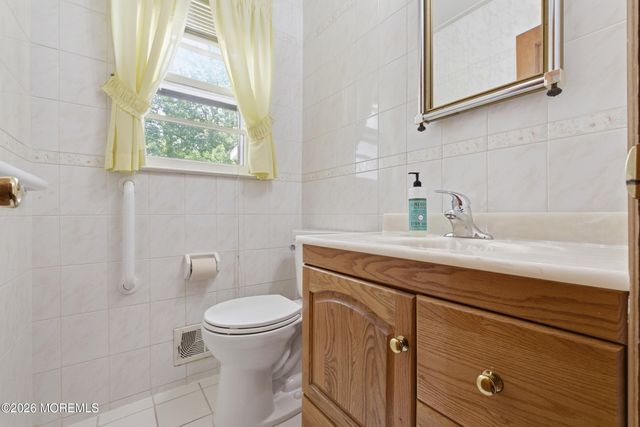 7 Oakland Road, Old Bridge, NJ 08857