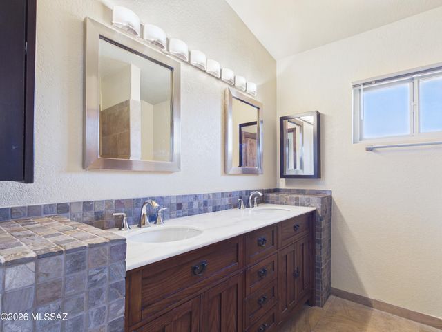 9537 N Albatross Drive, Tucson, AZ 85742