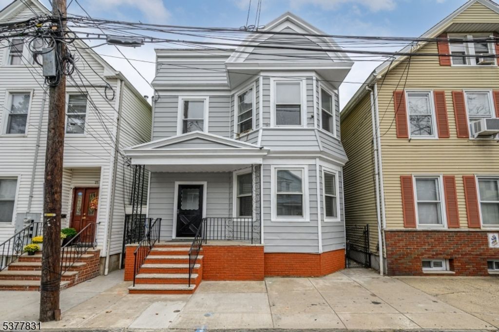 23 Komorn St, Newark City, NJ 07105