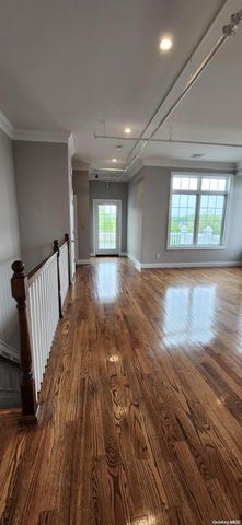 22 Bayville Avenue, Bayville, NY 11709