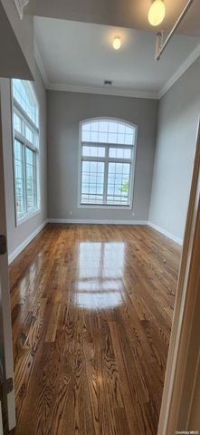 22 Bayville Avenue, Bayville, NY 11709