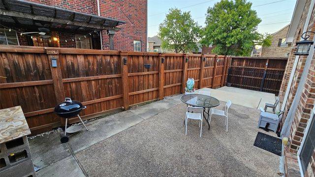 8207 Persimmon Street, Irving, TX 75063