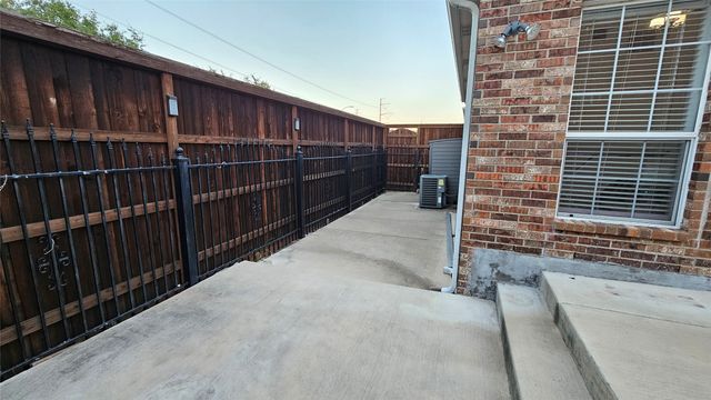8207 Persimmon Street, Irving, TX 75063
