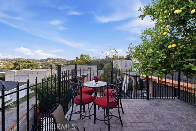 3944 wawona, Los Angeles, CA 90065