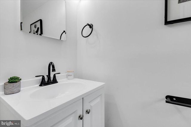 4527 ROUNDHILL RD, Alexandria, VA 22310