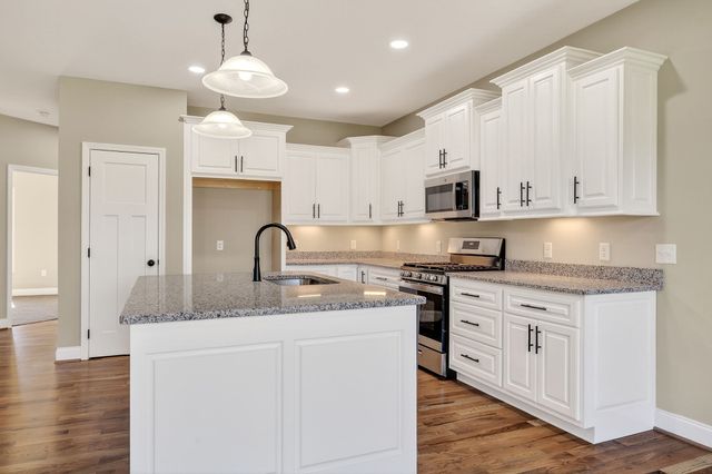 3480 Plantation Dr, Cookeville, TN 38506