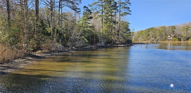 459 Willow Ln, Topping, VA 23169