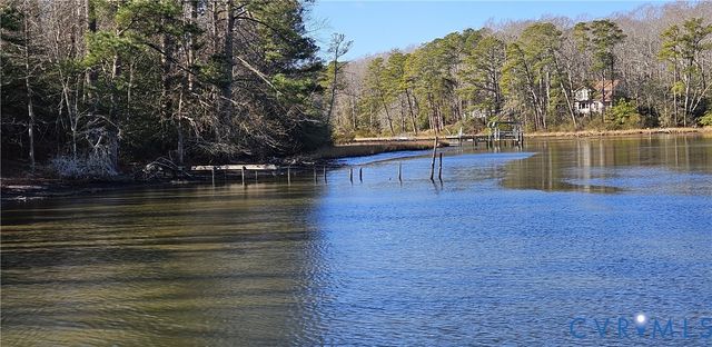 459 Willow Ln, Topping, VA 23169