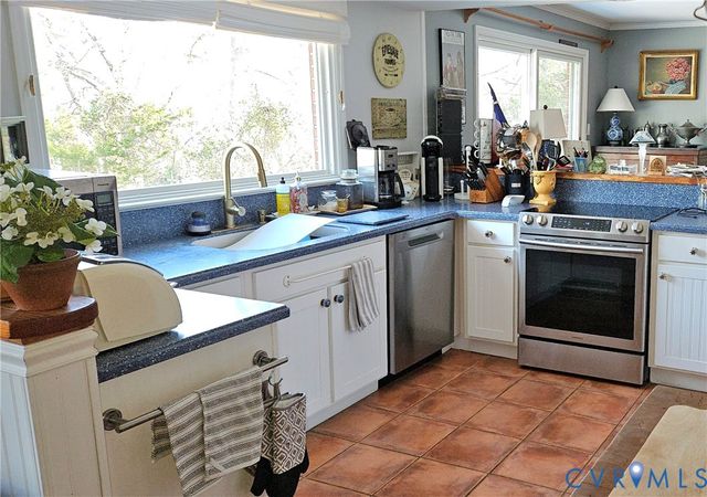 459 Willow Ln, Topping, VA 23169