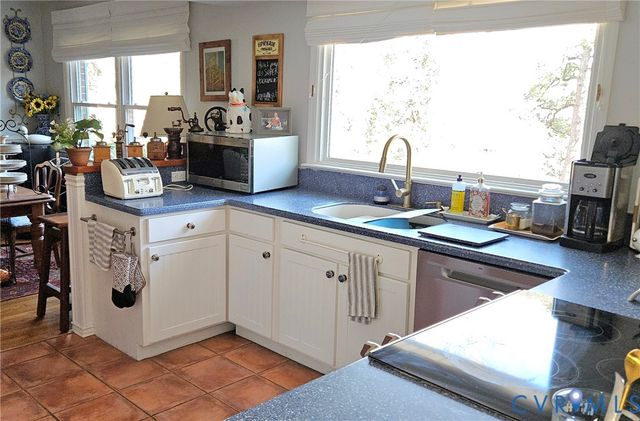 459 Willow Ln, Topping, VA 23169