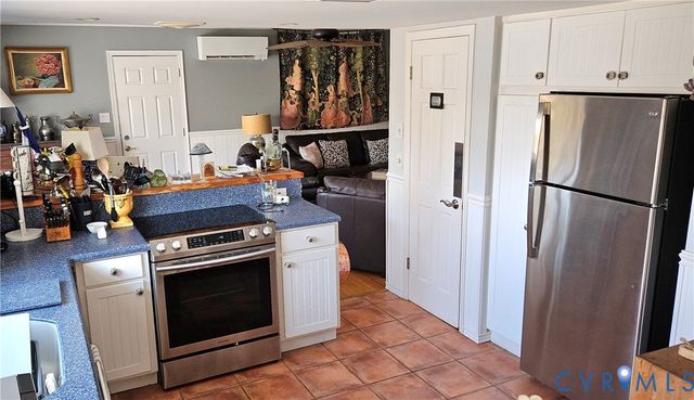 459 Willow Ln, Topping, VA 23169