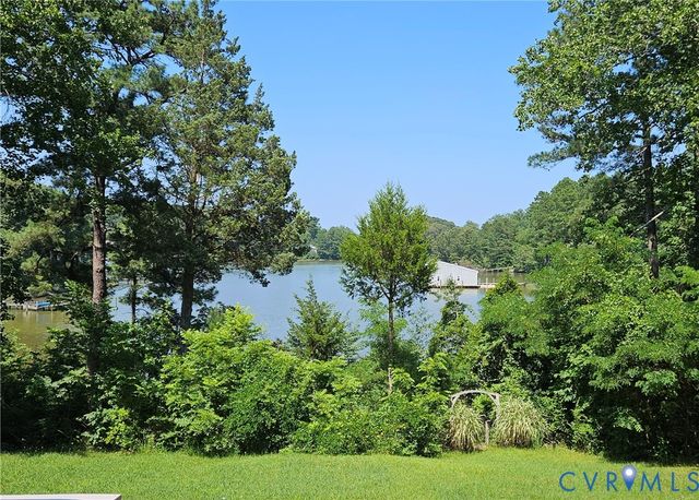 459 Willow Ln, Topping, VA 23169