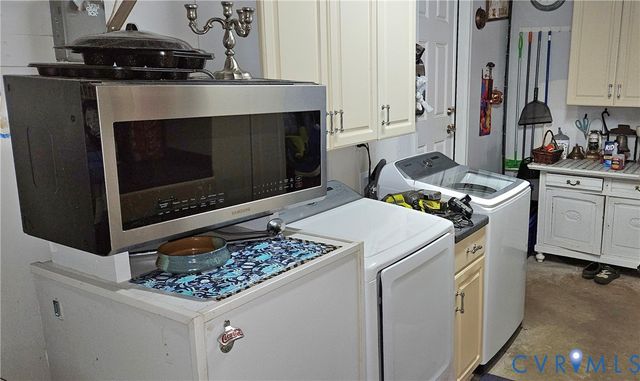 459 Willow Ln, Topping, VA 23169