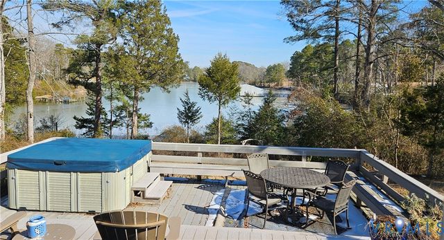 459 Willow Ln, Topping, VA 23169