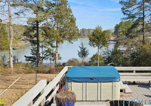 459 Willow Ln, Topping, VA 23169