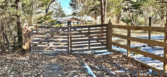 459 Willow Ln, Topping, VA 23169